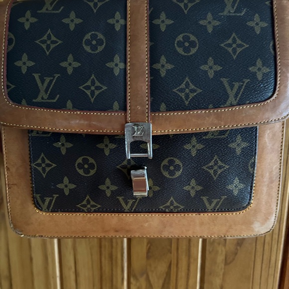 Authentic Louis Vuitton front clasp won’t shut. - Picture 4 of 10